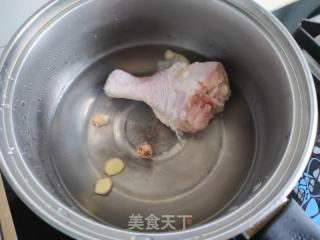 凉拌鸡肉豆角的做法步调：1