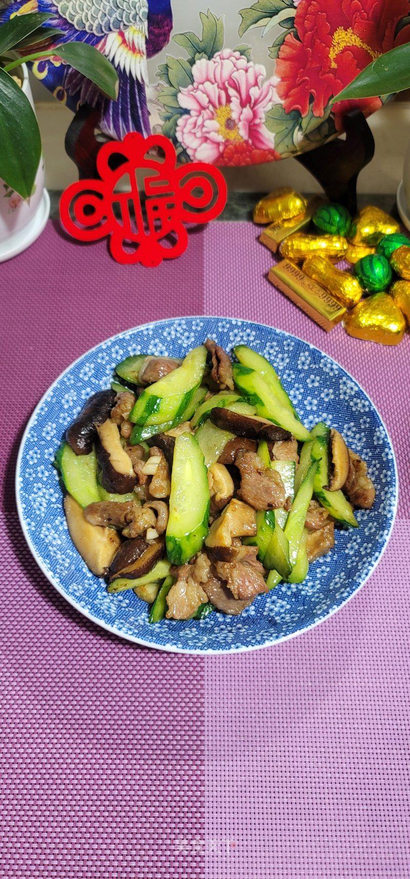 喷鼻菇肥肉炒青瓜的做法