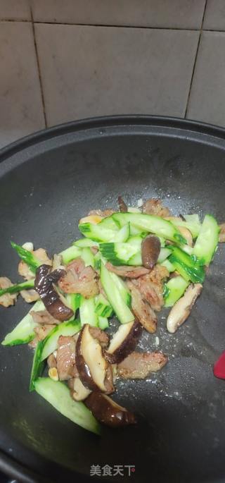 喷鼻菇肥肉炒青瓜的做法步调：4
