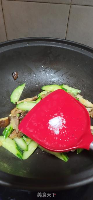 喷鼻菇肥肉炒青瓜的做法步调：5