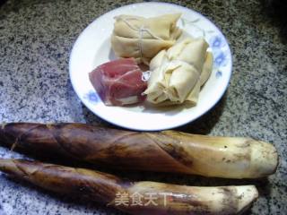 咸肉秋笋肉里结汤的做法步调：1