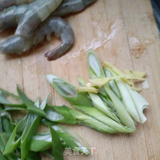 利剑菜叶炒陈虾的做法步调：2