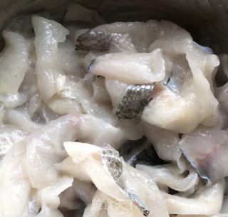 捞汁鱼片的做法步调：1