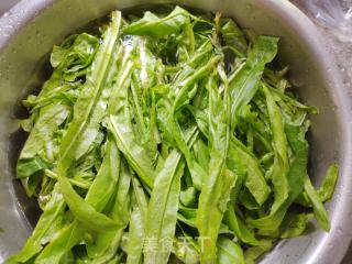 油麦菜炒肉片的做法步调：2