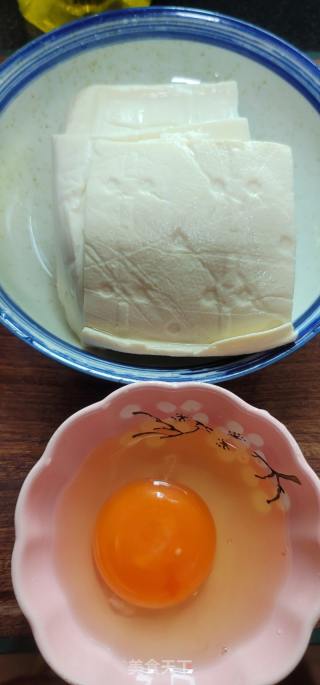 泥鳅煎蛋豆腐汤的做法步调：1
