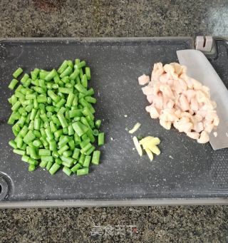 四时豆炒鸡胸肉粒的做法步调：2