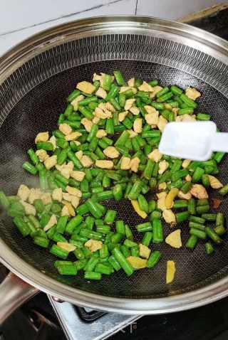 四时豆炒鸡胸肉粒的做法步调：6