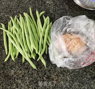四时豆炒鸡胸肉粒的做法步调：1