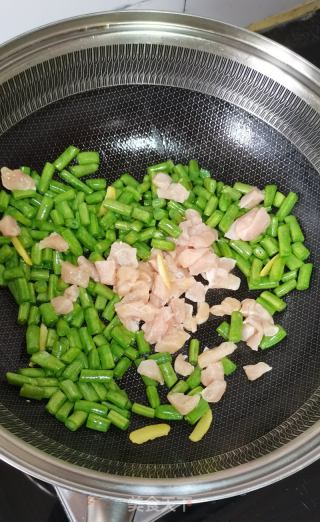 四时豆炒鸡胸肉粒的做法步调：5