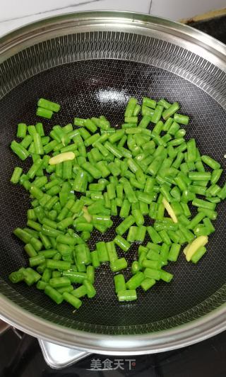 四时豆炒鸡胸肉粒的做法步调：4