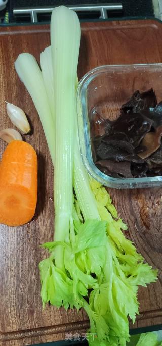 西芹炒乌木耳胡萝卜的做法步调：1
