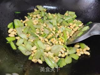 莙荙菜杆炒黄豆的做法步调：4