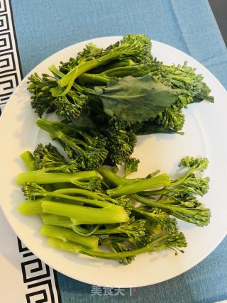 兰花苔炒肉的做法步调：1