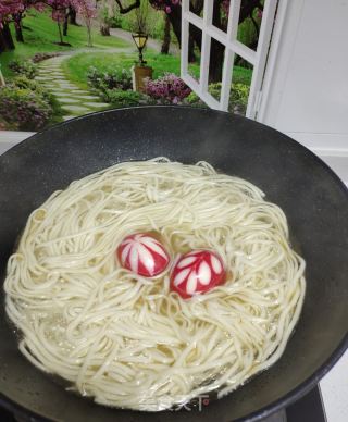 现压早饭鸡蛋里的做法步调：10