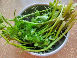 陈肉芹菜馄饨的做法步调：1