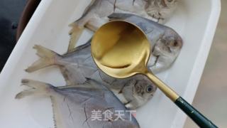 干煎鲳鱼的做法步调：3