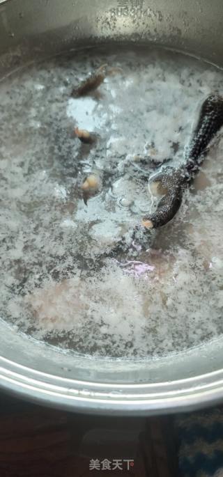 灵芝天麻煲鸡足肥肉汤的做法步调：2