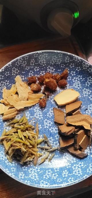 灵芝天麻煲鸡足肥肉汤的做法步调：4