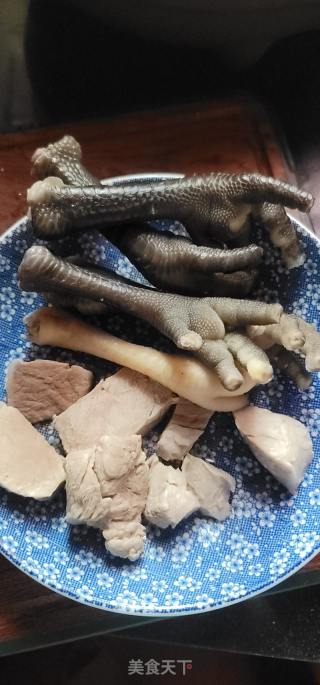 灵芝天麻煲鸡足肥肉汤的做法步调：3