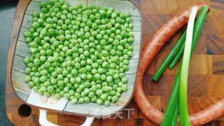 香肠炒豌豆的做法步调：1