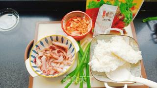 辣利剑菜鱿鱼炒饭的做法步调：1