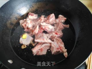 蚕豆土豆排骨汤的做法步调：2