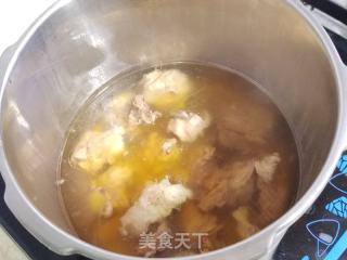 蚕豆土豆排骨汤的做法步调：5