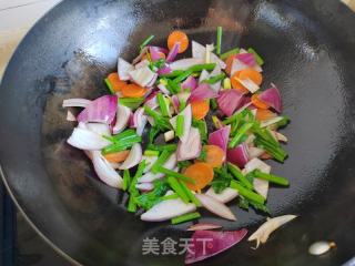 洋葱芹菜炒辣枪的做法步调：6