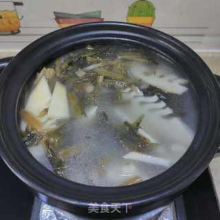 秋笋酸菜筒骨汤的做法步调：15