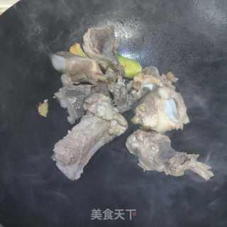 秋笋酸菜筒骨汤的做法步调：11