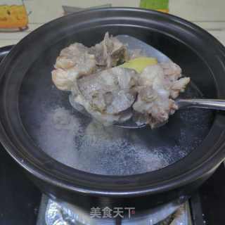 秋笋酸菜筒骨汤的做法步调：12