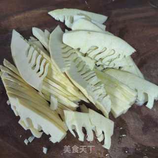 秋笋酸菜筒骨汤的做法步调：3
