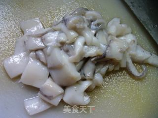 青椒茭利剑炒黑贼的做法步调：3