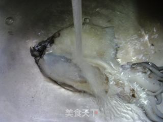 青椒茭利剑炒黑贼的做法步调：2