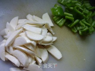 青椒茭利剑炒黑贼的做法步调：4