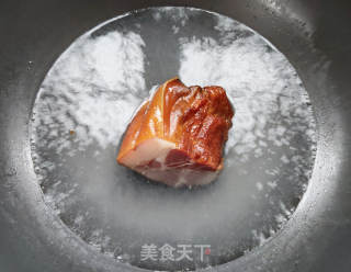 单椒炒腊肉的做法步调：1