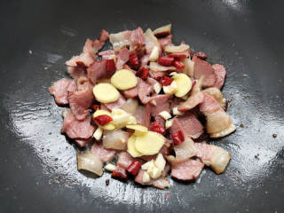 单椒炒腊肉的做法步调：6