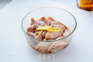 喷鼻辣鸡翅球的做法步调：3