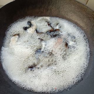 豆皮木耳炒蒜苔的做法步调：5