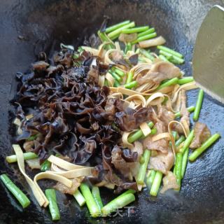 豆皮木耳炒蒜苔的做法步调：15