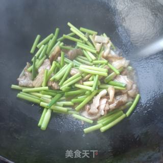 豆皮木耳炒蒜苔的做法步调：12