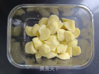 如许烤土豆没有放一面油，超等安康！（锡纸烤土豆）的做法步调：2