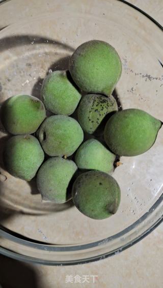 腌桃子的做法步调：1