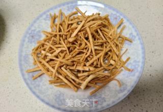 包菜洋葱拌馓子的做法步调：3