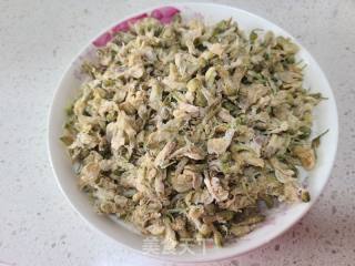 鸡蛋炒蒸槐花的做法步调：1