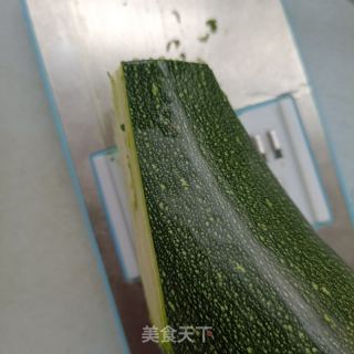 鸽胸肉拌青茭瓜的做法步调：1