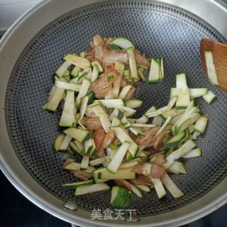 回锅肉炒青茭瓜的做法步调：9