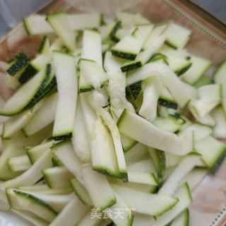 回锅肉炒青茭瓜的做法步调：1