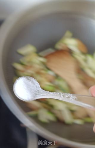 回锅肉炒青茭瓜的做法步调：10