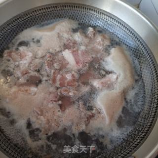 番茄土豆牛腩汤的做法步调：1